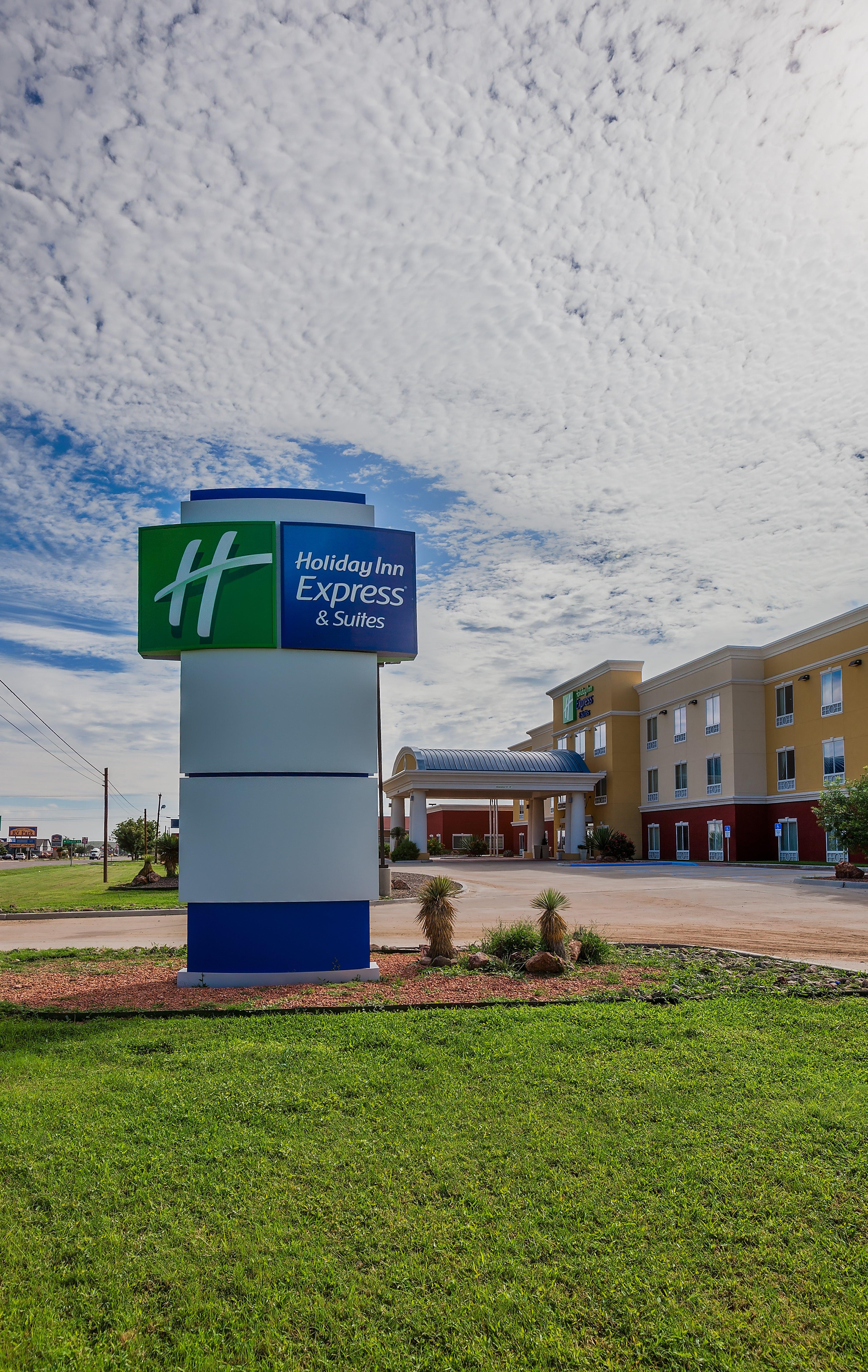 Holiday Inn Express And Suites Alpine By Ihg Exteriör bild